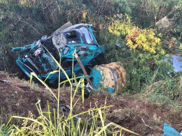Caminhão cai em barranco na PR-445, em Londrina — Foto: Mônica Dau/RPC