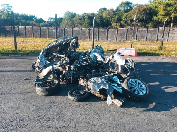 Veículo em que vítimas estava ficou completamente destruído — Foto: Eduardo Andrade/RPC