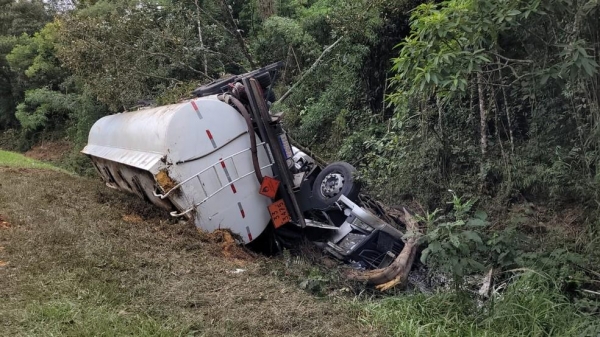 Motorista morre após caminhão carregado com gasolina sair da pista e cair em canaleta, em Prudentópolis — Foto: William Batista/RPC Guarapuava