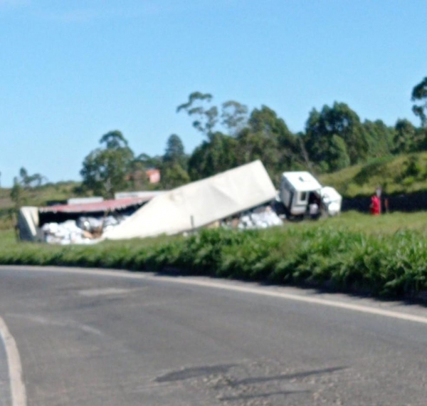 Situação de caminhão após acidente na BR-262 em Campos Altos, onde estava inicialmente a carga de cerveja — Foto: Polícia Civil/Divulgação