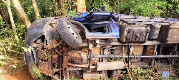 Passageiro morre após caminhão tombar de barranco com cerca de 10 metros na PR-466, em Guarapuava — Foto: Divonei Ravanello/RPC