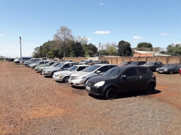 Foztrans realiza leilão com 200 veículos entre carros e sucatas — Foto: Foztrans/divulgação