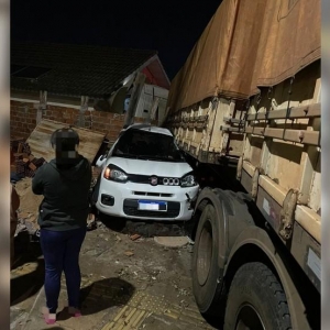 Caminhão desgovernado desce rua, bate em carro e invade casa em Umuarama; ninguém se feriu — Foto: PMPR e Guarda Municipal