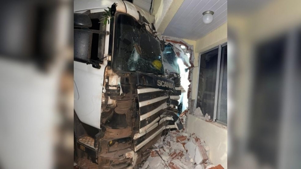 Caminhão bate em dois carros e invade casa em Umuarama; ninguém se feriu — Foto: PMPR e Guarda Municipal