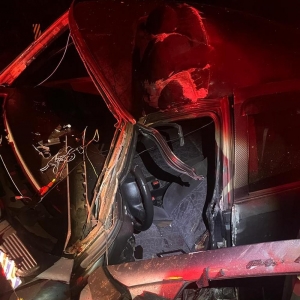 Motorista de 20 anos morre após sair da pista e bater em poste de energia, em Jesuítas — Foto: BPRv/PR