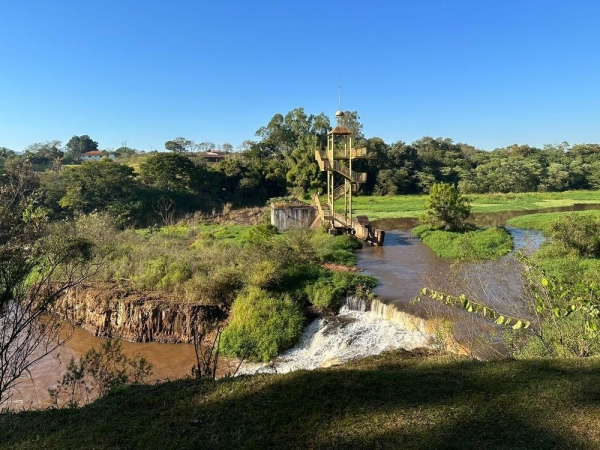 Polícia e bombeiros fazem buscas a criança de 2 anos que desapareceu em parque na zona rural de Londrina — Foto: Vanessa Navarro/RPC Londrina