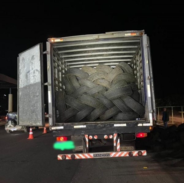 Entre os pneus, os policiais encontraram aproximadamente 36 caixas, as quais continham 20 peças de rolamento industrial. Foto: PRF.