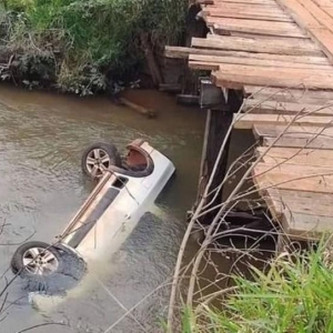 Carro foi encontrado submerso em rio, em MS. — Foto: Redes sociais/Reprodução