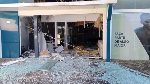 Agência foi invadida durante a madrugada em Santo Antônio da Platina (PR) — Foto: Reprodução/PM