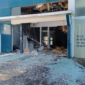 PM informou que suspeitos conseguiram fugir após explosão de banco — Foto: Reprodução/PM