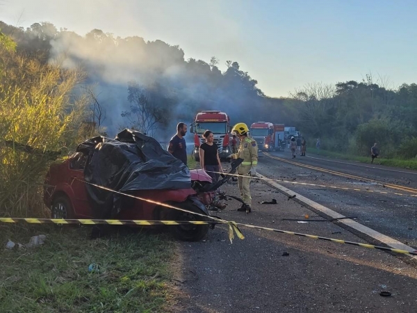 Caminhão pega fogo após bater contra carro na PR-445; uma pessoa morreu — Foto: Kathulin Tanan/RPC