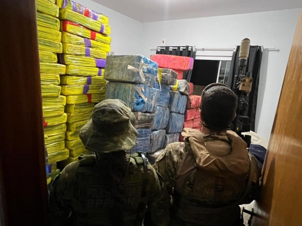 Droga encontrada na casa. Fotos: BPFron