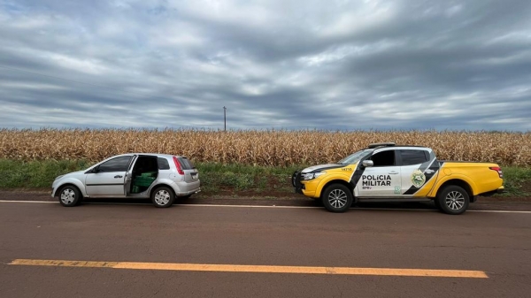 Momento em que o traficante abandona o carro com maconha e foge. Foto: PRE.