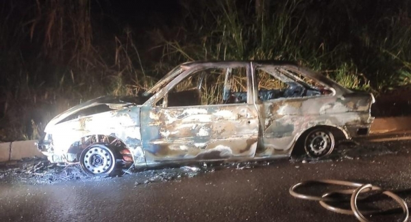 Mulher pede carona para ex-marido e ateia fogo no veículo em Ivaté — Foto: Polícia Militar