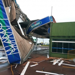 Cobertura de posto de combustíveis é arrancado por vendaval — Foto: Colaboração