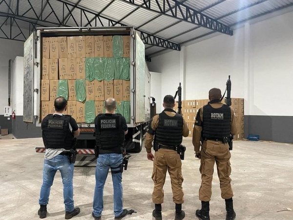 Postos da Polícia Rodoviária Estadual do PR são alvos de operação por facilitar contrabando de cigarros — Foto: Polícia Federal