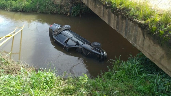 Homem morre após carro cair de ponte sob Rio Cascavelzinho, em Guarapuava — Foto: Corpo de Bombeiros