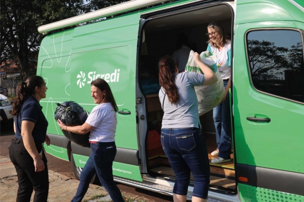 Comitê Mulher descarrega os itens na Embaixada Solidária. Foto: Assessoria.