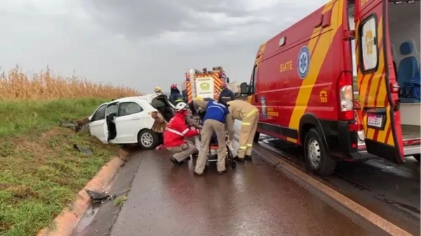 No carro estava o condutor que ficou encarcerado e precisou ser retirado pelo Corpo de Bombeiros. Foto: Catve.