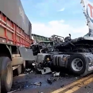 Colisão entre caminhões matou duas pessoas na Ponte Hélio Serejo, entre Presidente Epitácio (SP) e Bataguassu (MS) — Foto: Redes sociais