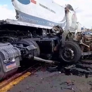 Colisão entre caminhões matou duas pessoas na Ponte Hélio Serejo, entre Presidente Epitácio (SP) e Bataguassu (MS) — Foto: Redes sociais