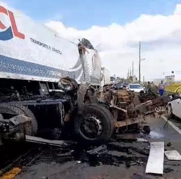 Colisão entre caminhões matou duas pessoas na Ponte Hélio Serejo, entre Presidente Epitácio (SP) e Bataguassu (MS) — Foto: Redes sociais