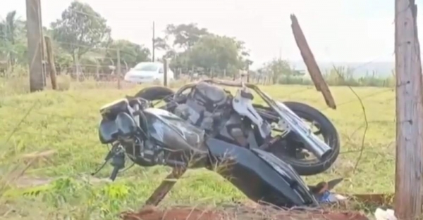 Moto fica pendurada em cerca após bater na traseira de carro na PR-498, em Japurá — Foto: Diego Mendonça/ colaboração