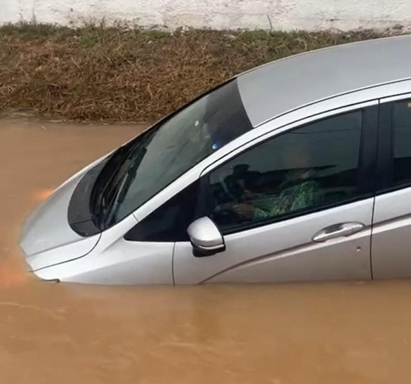 Carro foi arrastado com condutora dentro em Camboriú — Foto: Redes sociais/ Reprodução