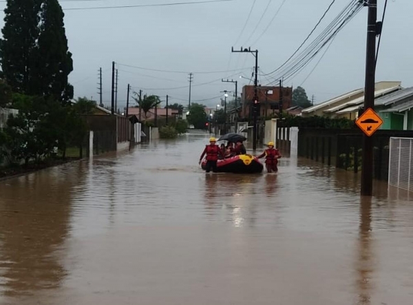 Em Turbarão, aproximadamente 118 pessoas foram resgatadas no sábado (7) — Foto: Corpo de Bombeiros/ Divulgação