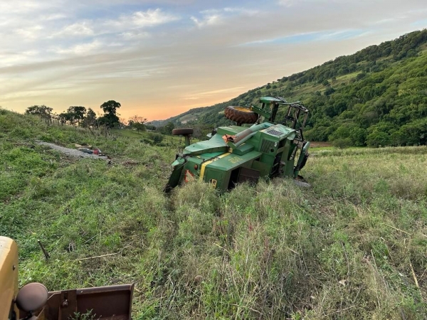 Colheitadeira capota em barranco e agricultor fica ferido em Borrazópolis — Foto: Ronaldo Senes Berimbau/ colaboração