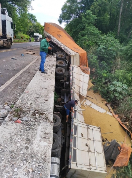 Carreta perde o freio, bate na traseira de caminhão e fica pendurado em ponte, em Santo Antônio da Platina — Foto: PRF