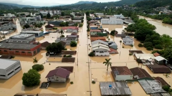 Rio do Sul ficou alagada — Foto: Reprodução/Globo