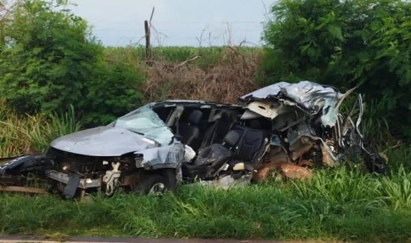 O carro ficou destruído. Foto: Divulgação.