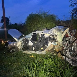 Um rapaz de 21 anos morreu ao se envolver em acidente de trânsito enquanto fugia de uma de uma abordagem da Polícia Militar na tarde de quarta-feira (22), na PR 182, em Francisco Alves.  O acidente aconteceu por volta de 17h10, no quilômetro 253. De acordo com o BPRv (Batalhão de Polícia Rodoviária Estadual), o suspeito era condutor de um Jeep Compass e se evadiu de uma abordagem da PM. Na fuga, ele perdeu o controle da direção e saiu da pista, atingindo um poste às margens da rodovia.  O condutor do Compass não resistiu aos ferimentos e morreu antes da chegada das equipes de socorro. O local do acidente foi isolado para trabalho de perícia da Polícia Científica. O corpo do rapaz foi encaminhado ao IML (Instituto Médico-Legal).  De acordo com a PRF, o veículo tinha queixa de roubo no estado do Rio de Janeiro.