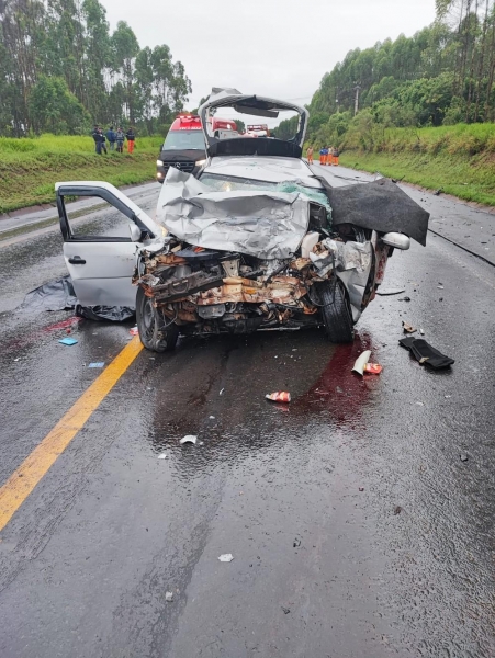 Carro ficou destruído após batida frontal contra caminhão — Foto: Reprodução/PRE