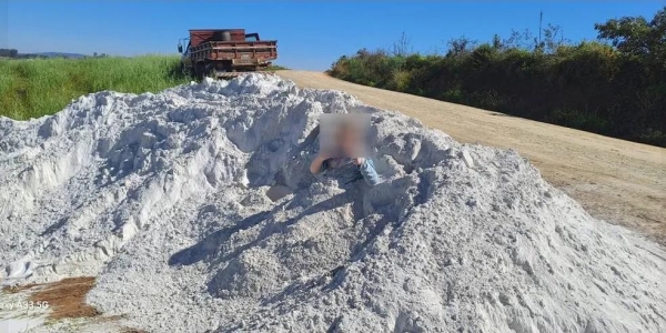 Foto mostra menino de 7 anos brincando com calcário minutos antes de morrer — Foto: Reprodução