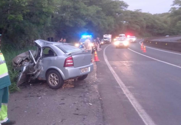 Mãe e filha estavam no carro prata que foi atingido por uma caminhonete — Foto: Portal Costa Oeste