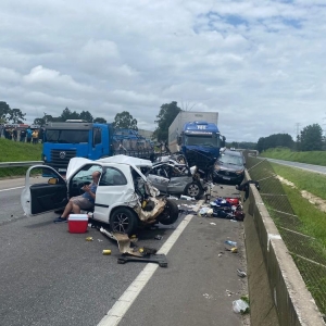 Acidente envolve sete veículos na BR-116, em Piraquara — Foto: BPMOA