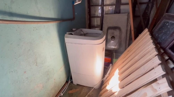 Bebê recém-nascida é encontrada por moradores dentro de máquina de lavar em Curitiba — Foto: Wesley Cunha/RPC