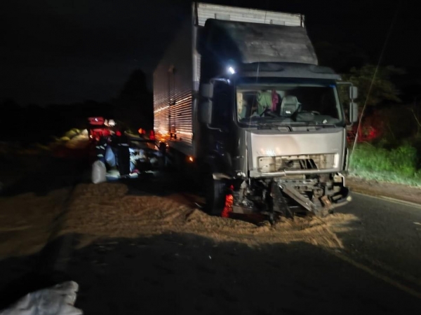 Jovem morre em colisão frontal entre carro e caminhão na PR-092 em Arapoti — Foto: PRE