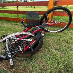 Bicicleta da ciclista ficou destruída — Foto: Portal Nova Santa Rosa