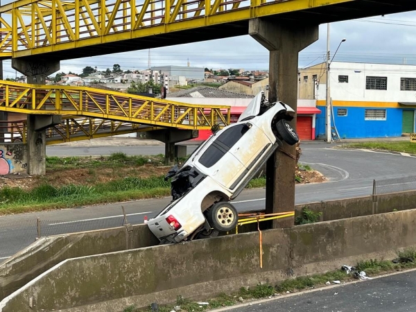 Caminhonete para em cima de anteparo e motorista morre na BR-376, em Ponta Grossa — Foto: Elessandra Amaral/RPC
