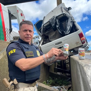 Corporação encontrou bebidas e cerca de R$ 5 mil em espécie dentro do veículo — Foto: Elessandra Amaral/RPC