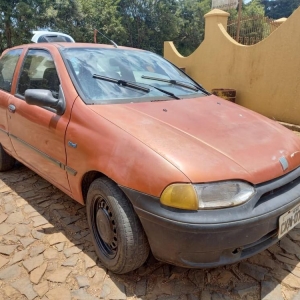 Carro em que suspeito fugiu foi encontrado a poucos metros da casa onde Merin foi morta — Foto: RPC