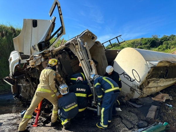 Motorista fica gravemente ferido após tombar caminhão carregado de combustível no Paraná — Foto: Corpo de Bombeiros