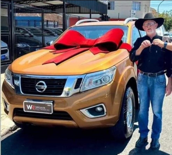 Roque Miguel Bronque na compra do veículo zero quilômetros — Foto: PCPR/divulgação