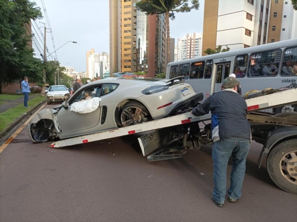 Porsche se envolve em acidente em Curitiba — Foto: RPC Curitiba.