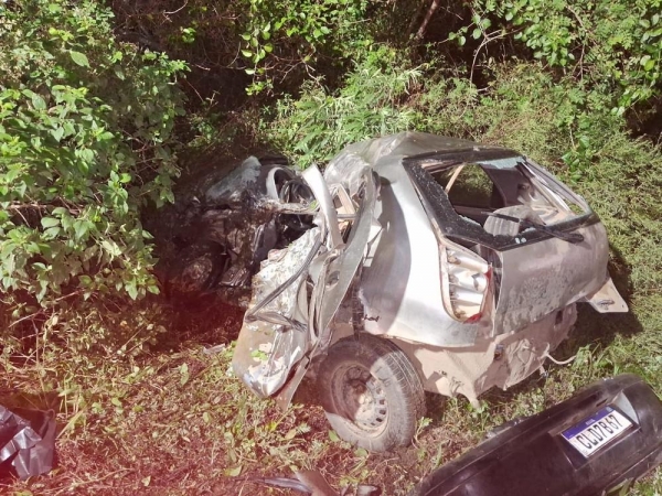 Motorista morre após batida frontal entre caminhão e carro, em São Mateus do Sul — Foto: Corpo de Bombeiros