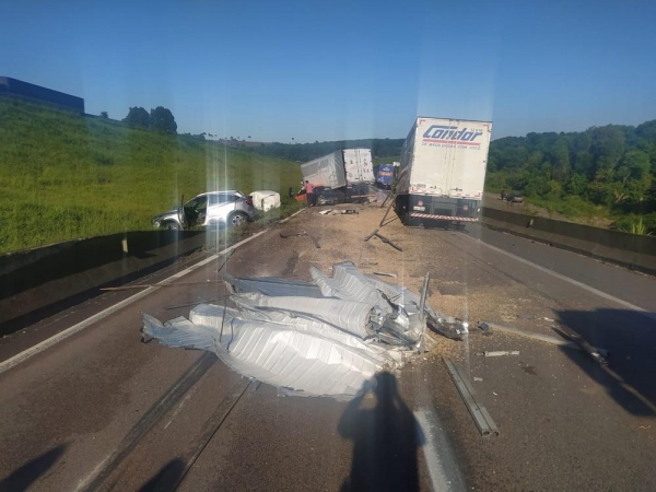 Acidente interdita BR-277, em Balsa Nova — Foto: PRF