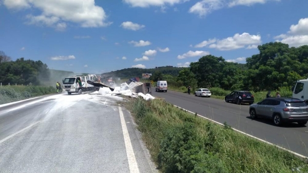 Caminhão com calcário tomba e bloqueia BR-376, em Ponta Grossa — Foto: PRF